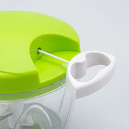 Dispozitiv Manual pentru Mărunțit Fructe și Legume – 3 Lame din Inox, Bază Antiderapantă, Sistem cu Șnur și Mâner Ergonomic, 12 x 9 cm, Capac Verde/Transparent [3]