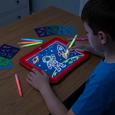 Planșă Magică pentru Desenat cu LED – 8 Efecte Luminoase Colorate, Ecran Transparent, 14 Schițe de Desen, 4 Carioci Fluorescente și Design Portabil: Universul Creativității și al Învățării fără Mizeri [2]