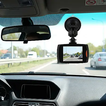 Cameră Auto Full HD 1080p – Display 2.4 Inch, Unghi Larg 140°, Senzor G, Detectare Mișcare și Iluminare Nocturnă IR: Martorul tău de Încredere pentru Siguranță în Trafic [2]