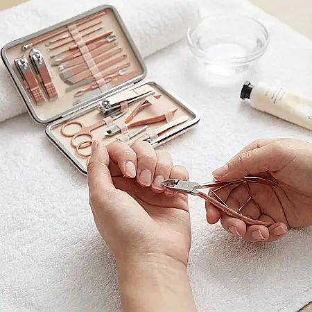 Set Manichiură și Pedichiură Profesional din Oțel Inoxidabil – Trusă Completă 18 în 1, Instrumente Nail Art, Portabil și Rezistent: Îngrijire de Salon în Confortul Casei Tale [2]