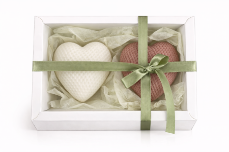 Colectia Zensomnia - Set cadou romantic cu lumânări decorative în formă de inimă din ceară de soia, ambalate elegant. Ideal pentru cadouri speciale.