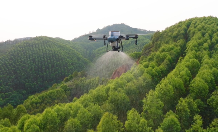 Dronă Agricolă Compactă DJI Agras T25 în Operațiune de Stropire [5]