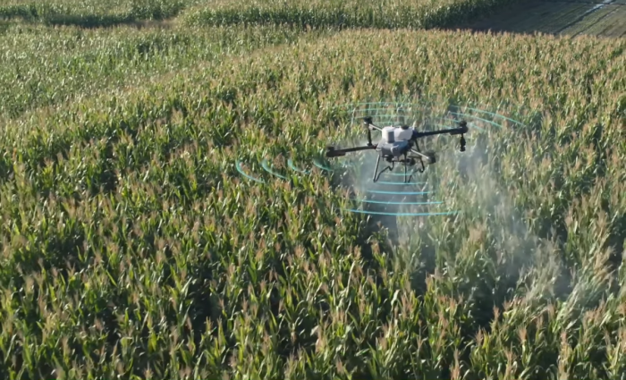 Dronă Agricolă Compactă DJI Agras T25 în Operațiune de Stropire [3]