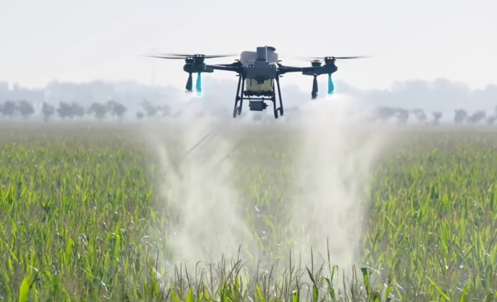 Dronă Agricolă Compactă DJI Agras T25 în Operațiune de Stropire [2]