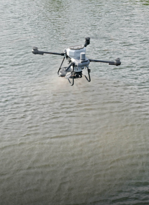 Dronă Agricolă Compactă DJI Agras T25P în Zbor [8]