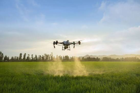 Dronă Agricolă de Mare Capacitate DJI Agras T50 în Zbor [4]