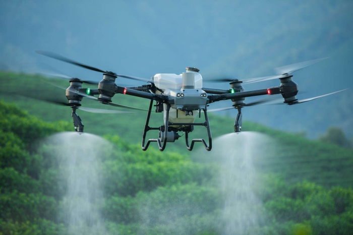 Dronă Agricolă de Mare Capacitate DJI Agras T50 în Zbor [3]