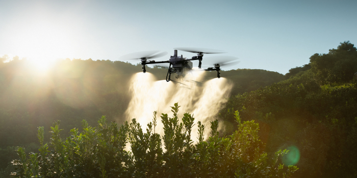 Dronă Agricolă Profesională DJI Agras T70P în Zbor [5]