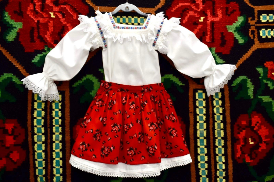 Costum fetițe Maramures cu fustă roșie