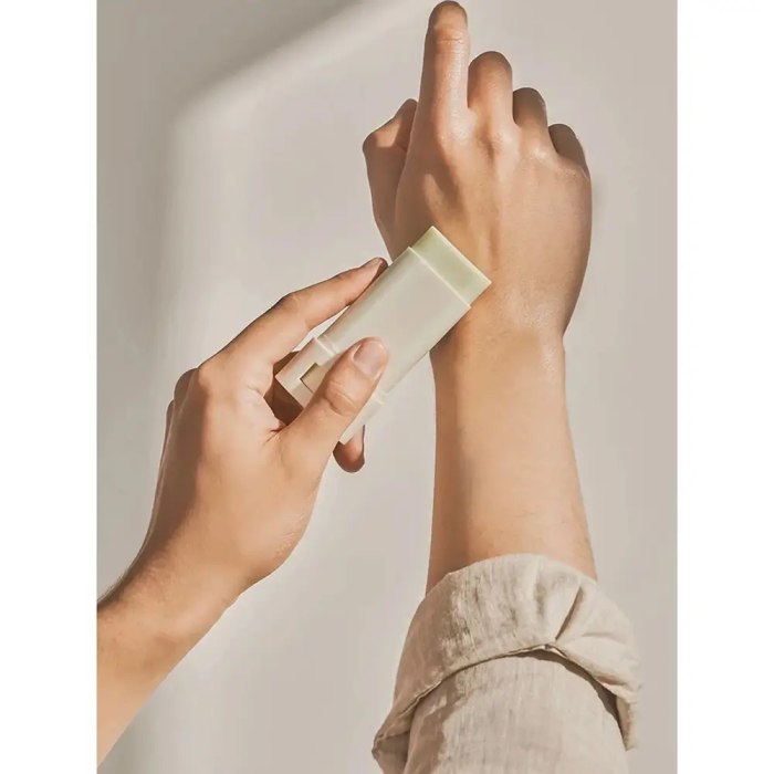 BEAUTY OF JOSEON Matte Sun Stick Mugwort + Camelia SPF 50 (18 g) – Stick protecţie solară cu pelin și ceai verde pentru aplicare ușoară, calmare și protecție UV ridicată [3]