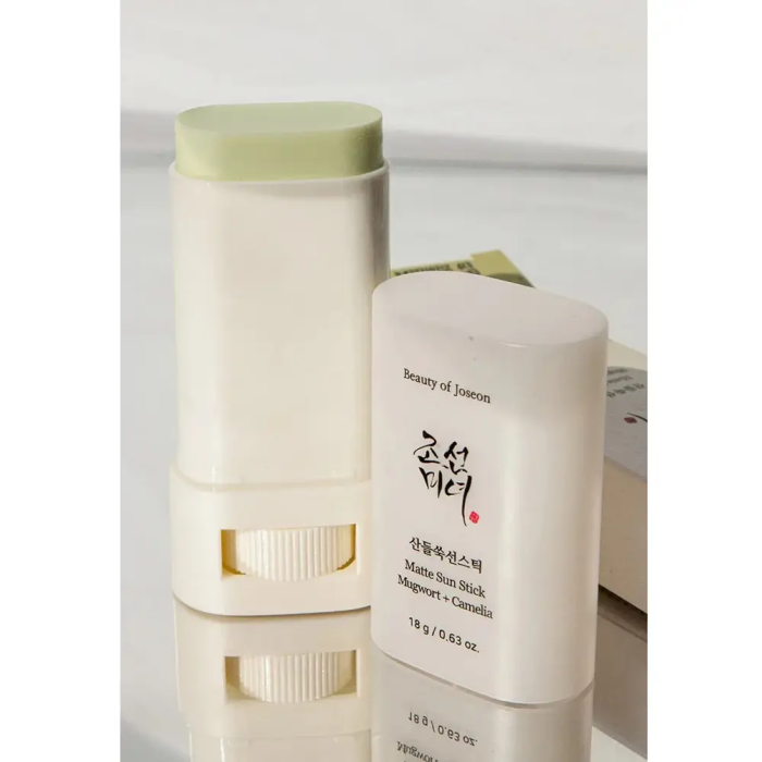BEAUTY OF JOSEON Matte Sun Stick Mugwort + Camelia SPF 50 (18 g) – Stick protecţie solară cu pelin și ceai verde pentru aplicare ușoară, calmare și protecție UV ridicată [4]