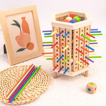 Jucarii Interactive & Sensoriale - Joc educativ din lemn pentru echilibru și strategie – Turn cu bețe și bile colorate