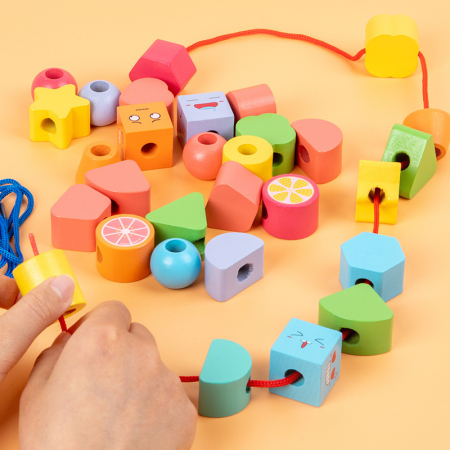 Joc Montessori insiruire margele – motricitate copii 2 ani [3]